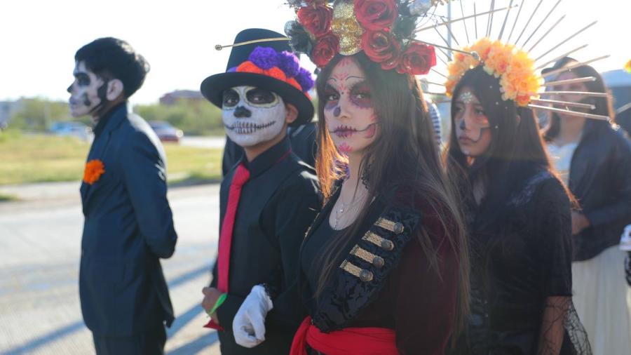 Promueve preparatoria Municipal "Manuel Gómez Morín" tradiciones mexicanas con desfile 