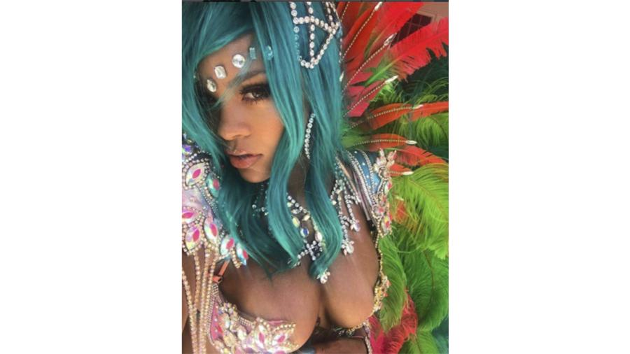 Rihanna estrena look en el carnaval de Barbados