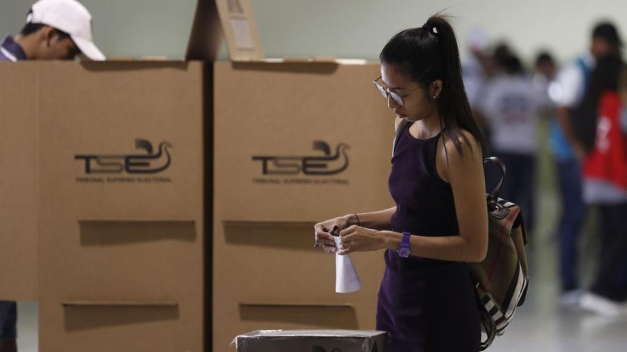 Salvadoreños acuden a las urnas para elegir nuevo presidente