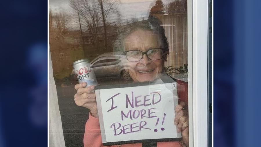“Necesito más cerveza”, pide abuelita en confinamiento