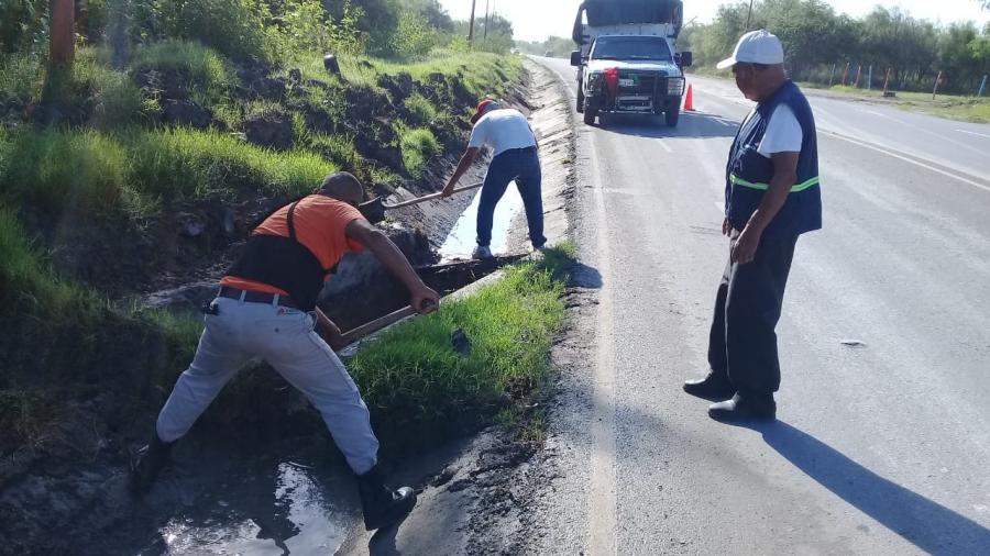 Limpian ‘bocatormentas’ para evitar acumulación de agua