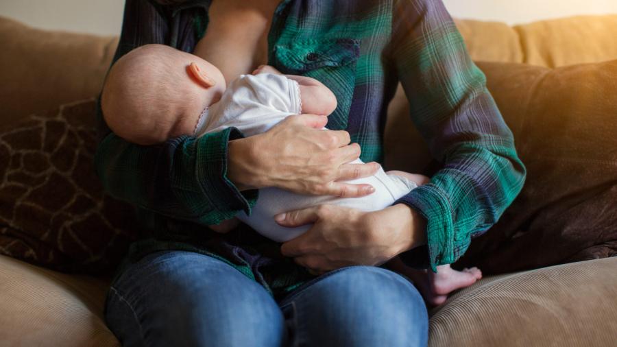 Pediatras de EU retiran la recomendación de que las madres con VIH no deben amamantar