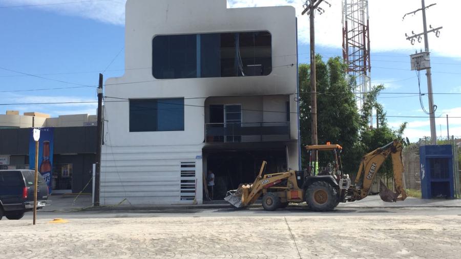 Estalla artefacto en un edificio comercial
