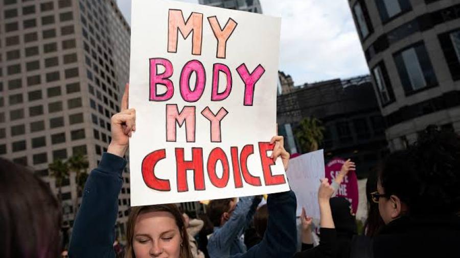 Joe Biden firma memorándum que revierte las restricciones de Trump respecto al aborto