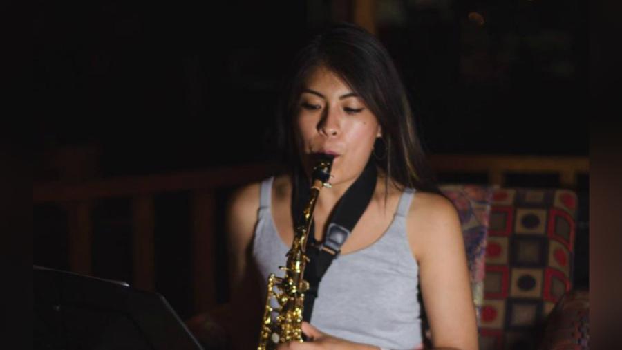 Saxofonista atacada con ácido, reporta irregularidades en el caso.