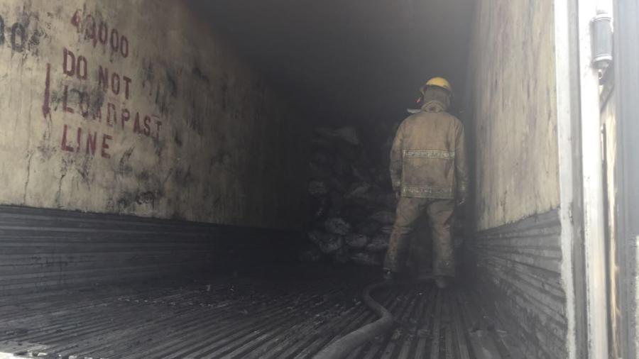 "No se har&aacute; la carnita asada", se incendia cami&oacute;n con carb&oacute;n