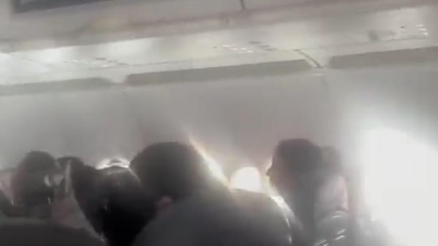 Usuarios de Viva Aerobus denuncian falta de oxígeno  en vuelo