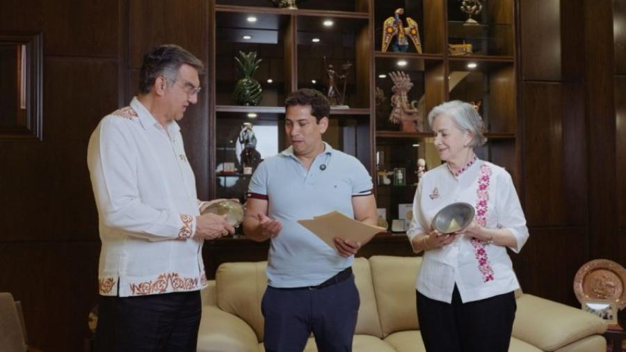 Reciben Américo y María piezas bendecidas por el Vaticano para la Virgen monumental de El Chorrito