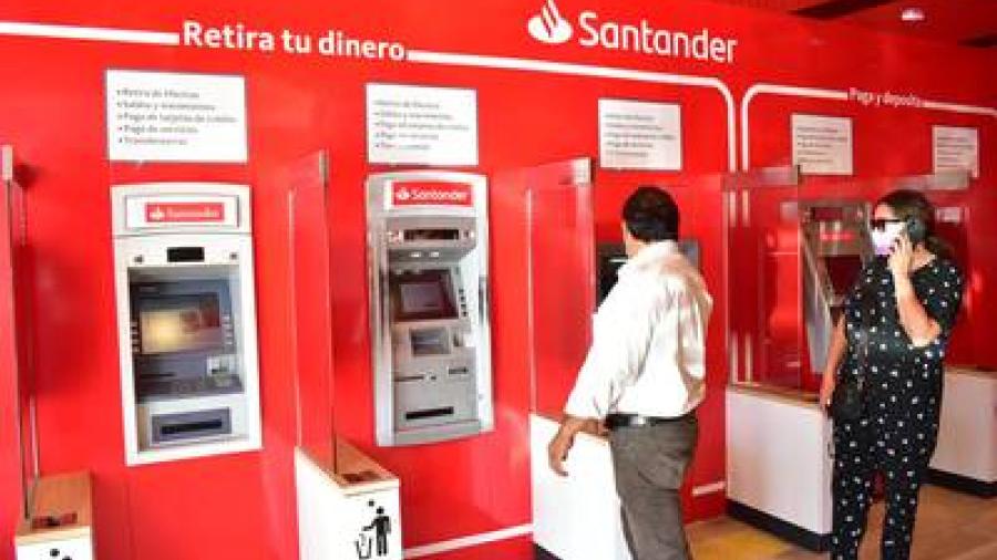 Reportan fallas en cajeros automáticos de Banco Santander