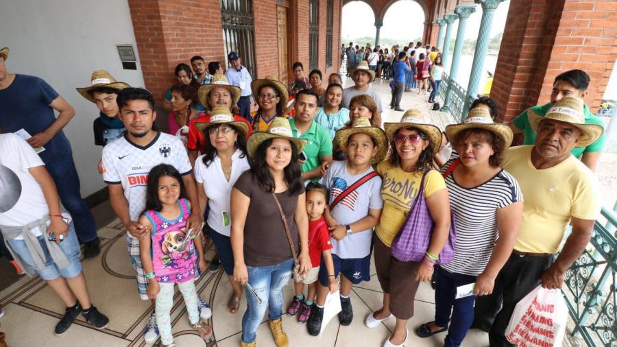 Alcaldesa saluda a turistas en Edificio de Ex- Aduana de Tampico