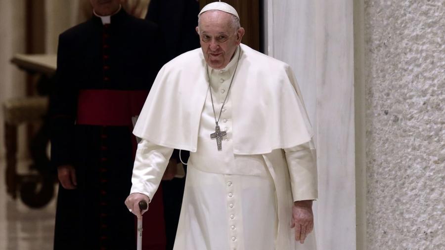 El Papa Francisco suspende su agenda por un cuadro de fiebre