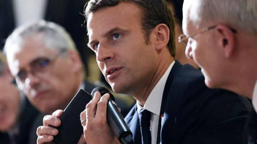 Macron da golpe con guante blanco a Trump