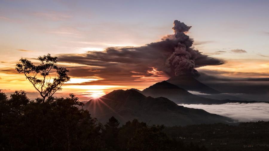 Volcán Agung alerta a habitantes de la isla de Bali