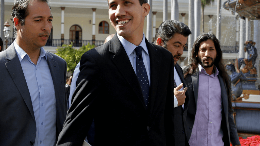 Mientras Venezuela pide congelar cuentas de Guaidó, EU le da control de activos