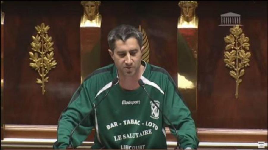 Diputado francés es multado por llevar camiseta de futbol