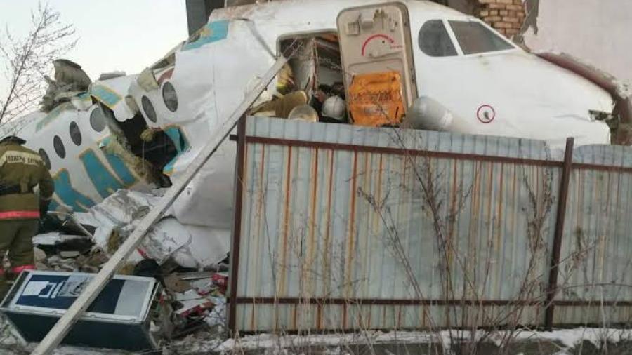 Se estrella avión con 100 personas a bordo en Kazajistán