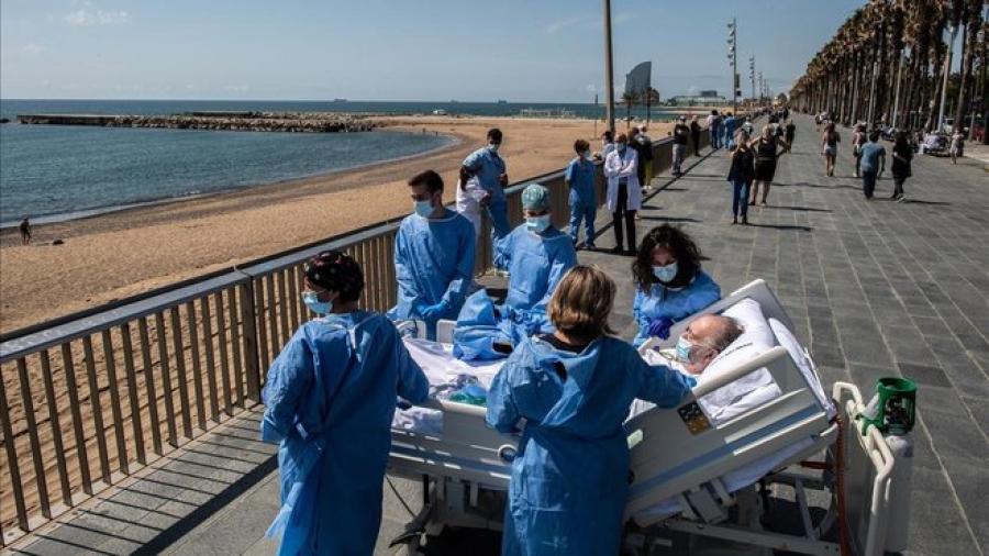 ¡Frente al mar! Médicos celebran recuperación de pacientes en playa de Barcelona