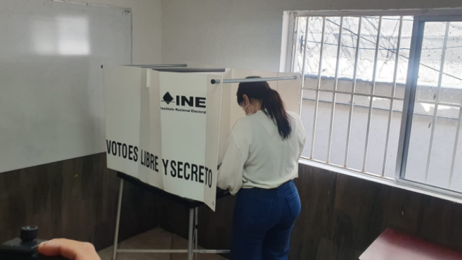 Carmen Lilia Canturosas acude a votar 
