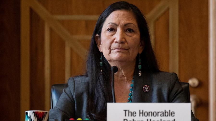 Confirman a Deb Haaland como Secretaria de Gabinete en EU