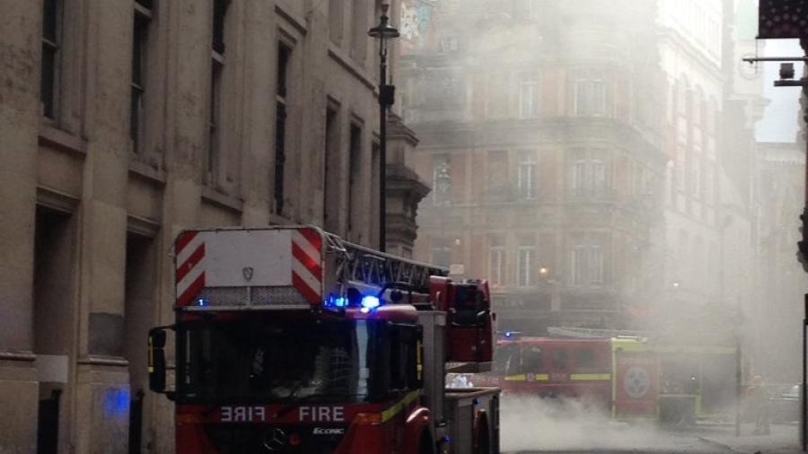 Se incendia edificio en Londres