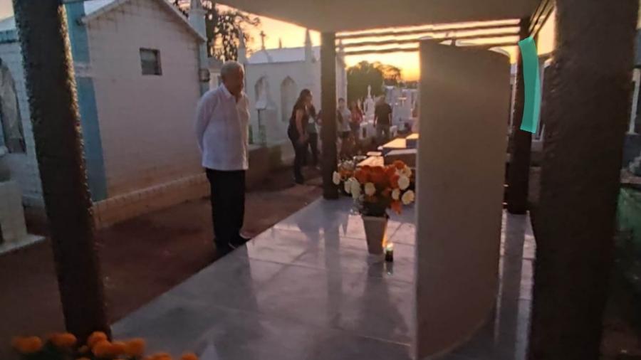 Andrés Manuel López Obrador visita la tumba de sus padres 