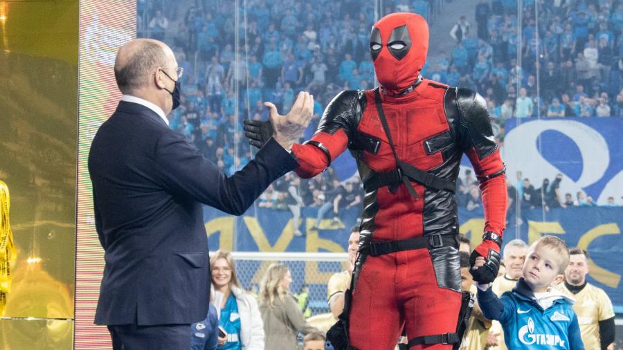 Se disfraza de Deadpool para recoger su medalla de campeón