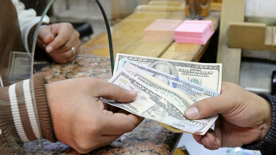 Dólar en 18.00 pesos a la venta en el AICM