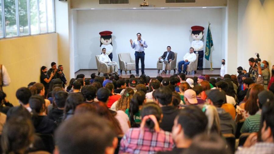 Escucha y atiende Carlos Peña Ortiz a universitarios del IIES