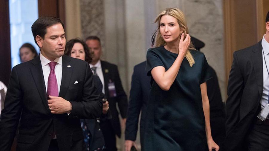 Ivanka Trump rechaza abrazo de senador