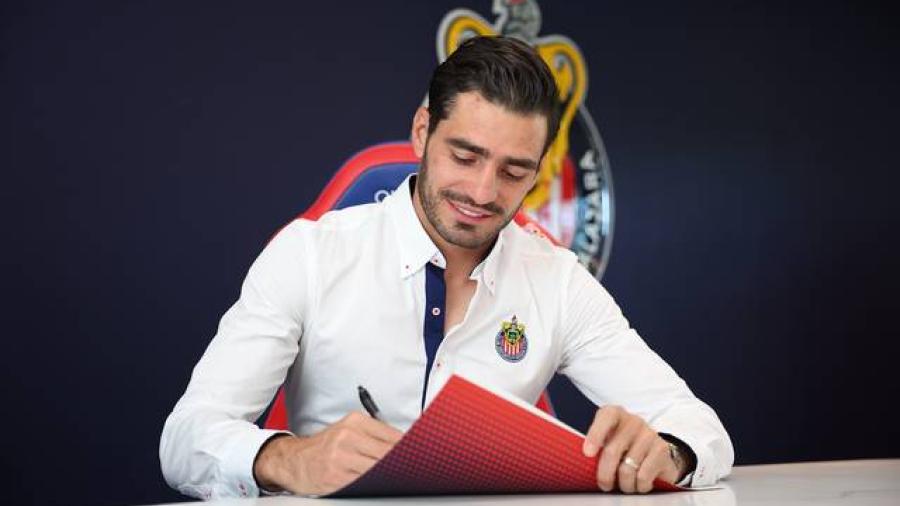 Antonio "Pollo" Briseño renueva contrato con Chivas hasta el 2026