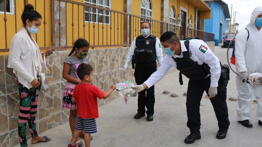 Policías estatales entregan regalos a niños y niñas de escasos recursos