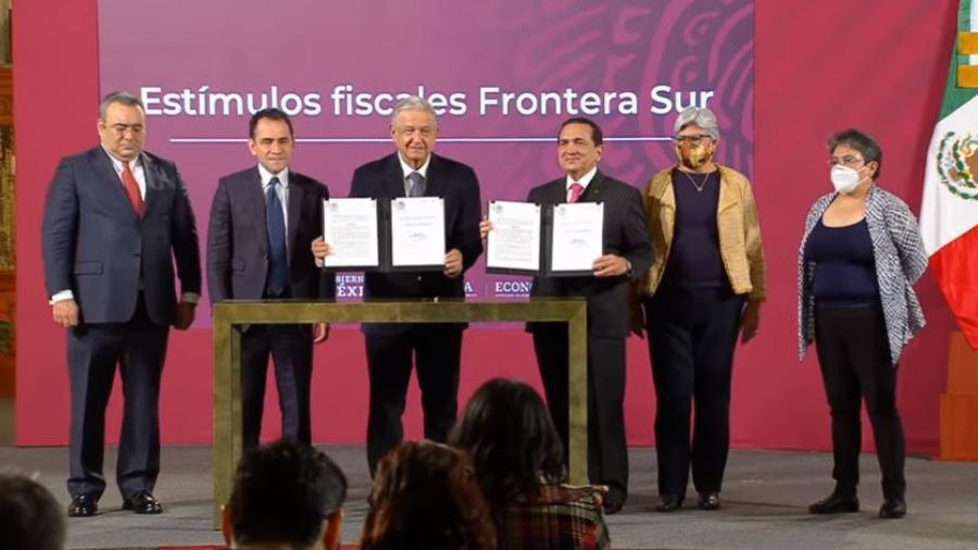 Firma AMLO decretos para ampliar salario en el norte del país y el regreso de la zona franca en el sur 