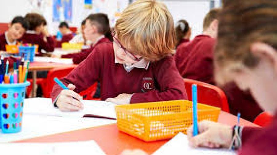 Analiza Gran Bretaña reabrir las escuelas en septiembre