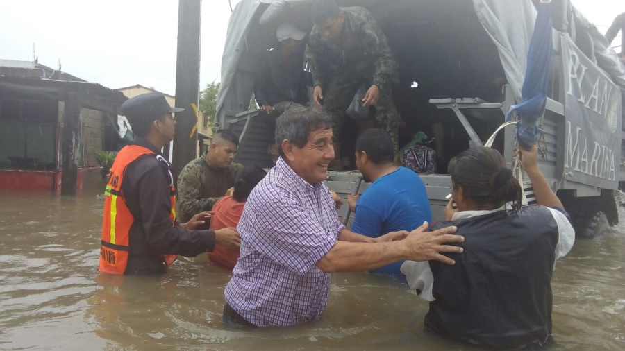 Familias son auxiliadas por autoridades, tras inundarse sus sectores