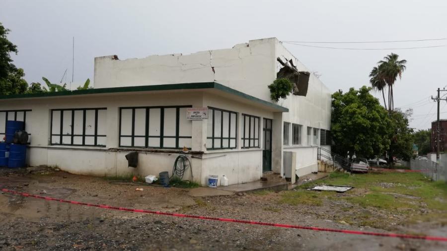 Lluvia genera colapso de techo del Centro de Salud de Tampico