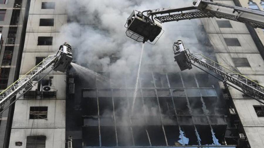 17 muertos y 50 heridos tras incendio en torre en Bangladesh