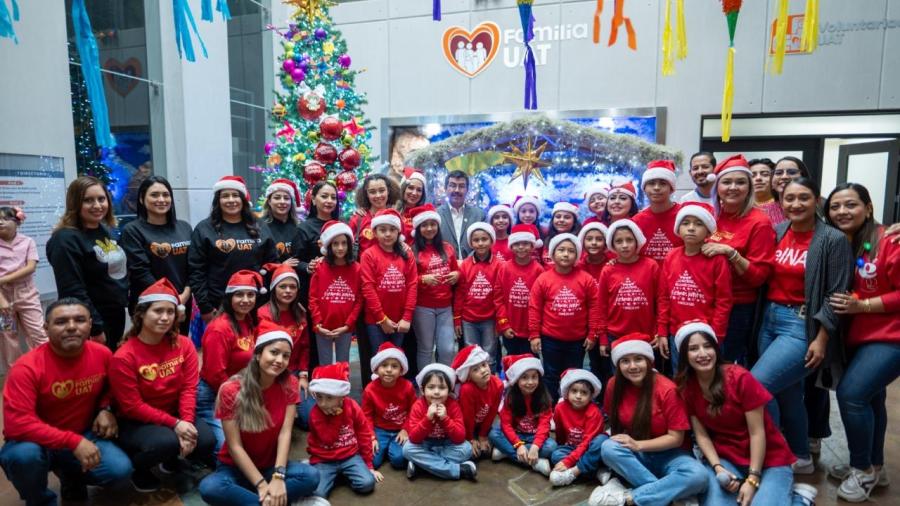 Preside rector encendido del pino navideño Familia UAT  