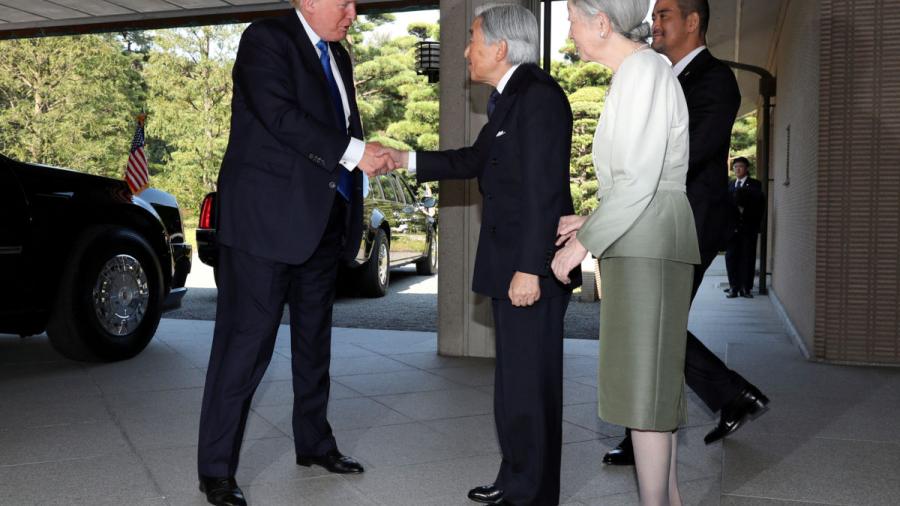 Trump rompe tradición con emperador japonés 