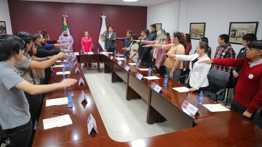 Instala Gobierno Municipal consejo neolaredense de la juventud 