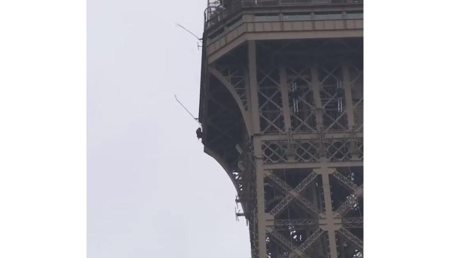 Hombre escala la Torre Eiffel y provoca su cierre