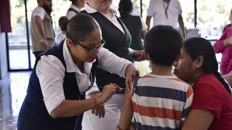 Asisten a vacunarse al Centro de Convenciones