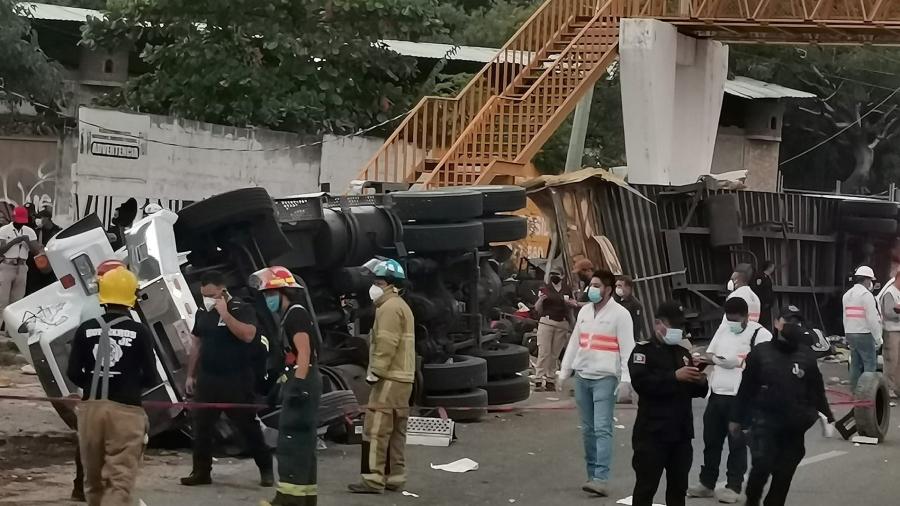 Se eleva a 55 los migrantes fallecidos tras volcadura de tráiler en carretera de Chiapas 