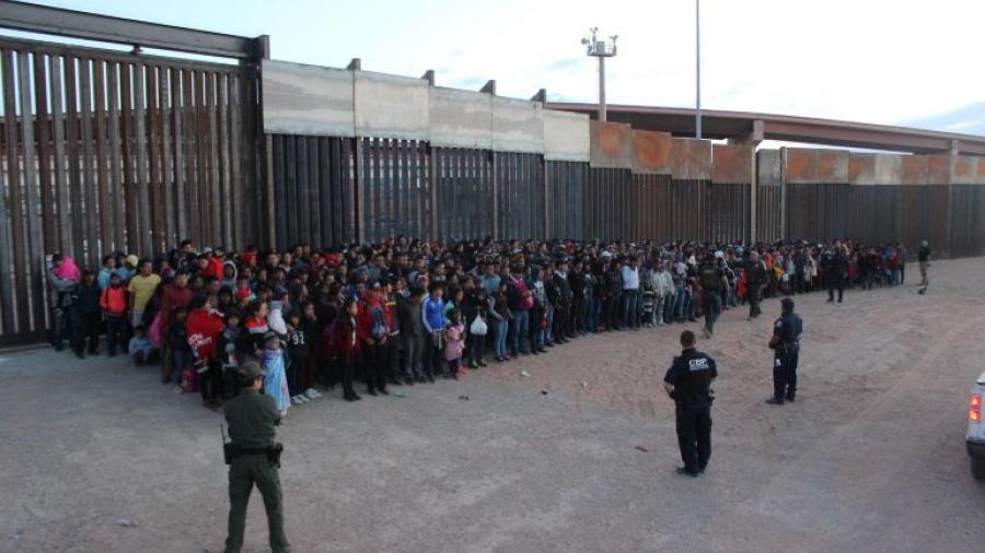 Patrulla Fronteriza de Texas, rompe récord mensual de detención de migrantes