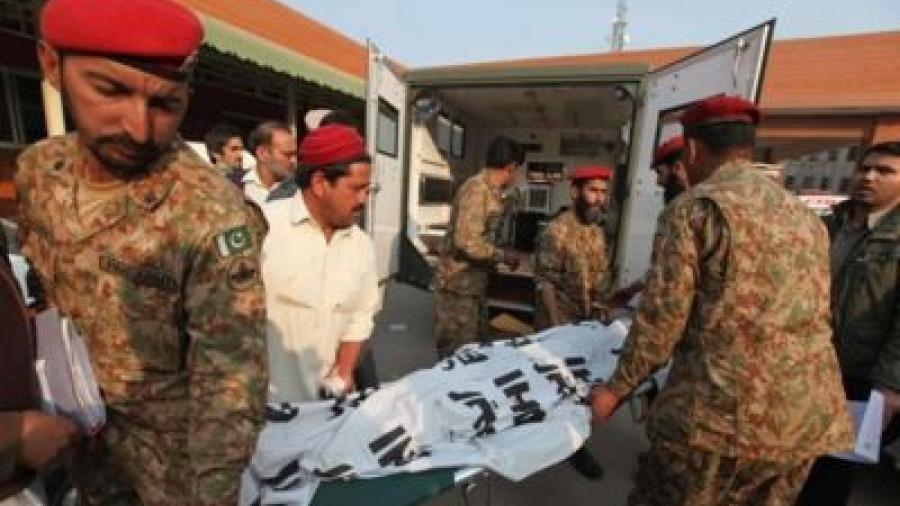 Al menos 11 soldados mueren en ataque suicida en Pakistán