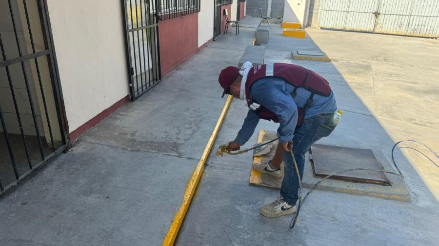 Ejecuta administración de Carlos Peña Ortiz trabajo de saneamiento en escuela primaria de Ampliación Pedro J. Méndez 
