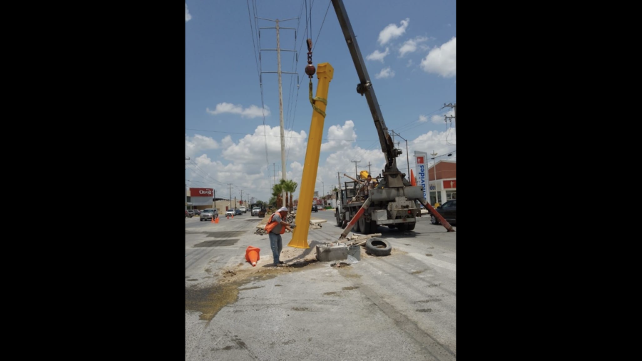 Realizan cambio del control eléctrico de semáforo en bulevar Hidalgo de Reynosa