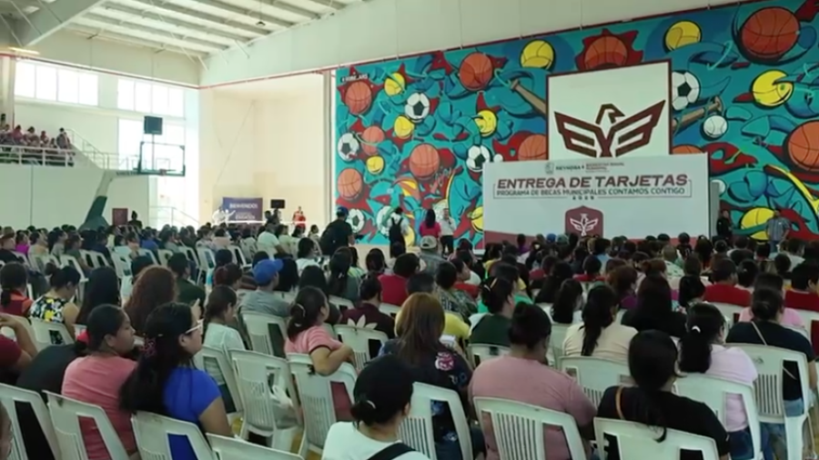 Familias beneficiadas agradecen al alcalde Carlos Peña la entrega de Becas