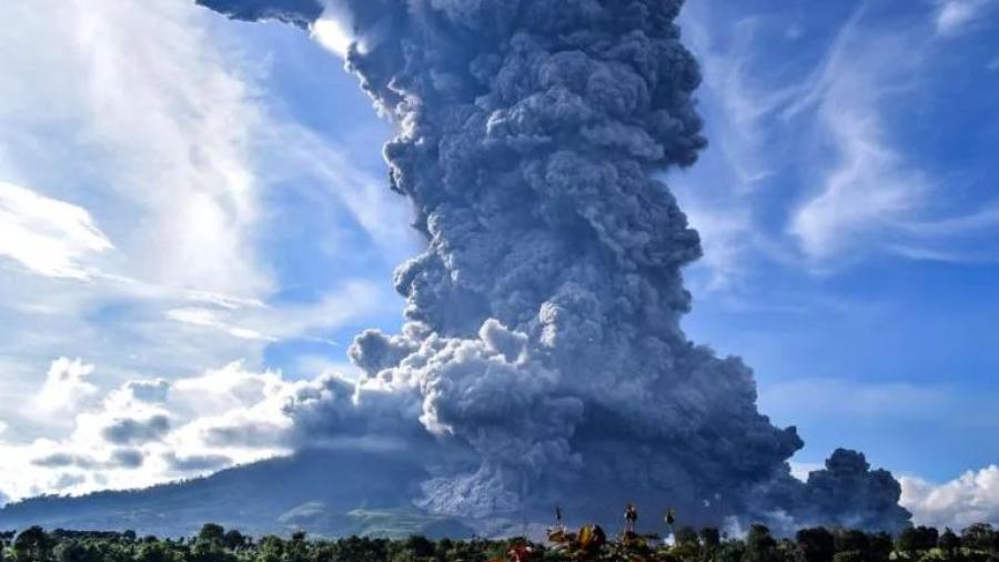 Volcán en Indonesia entra en erupción y crea enorme columna de ceniza
