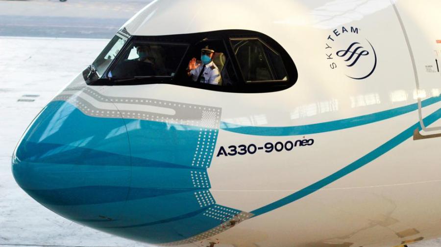 Pintan mascarillas a aviones de aerolínea en Indonesia