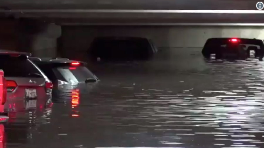 Inundación en el estacionamiento del aeropuerto de Dallas
